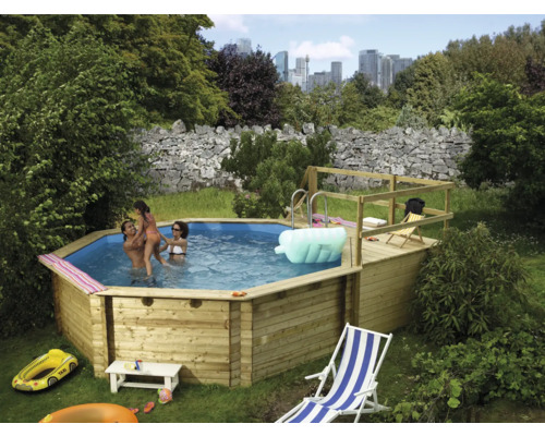 Piscine octogonale en bois avec famille dans le jardin