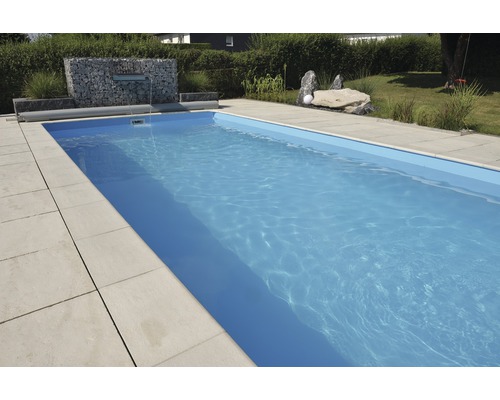 Schwimmbad mit Wasserspiel und Steingarten im Hintergrund