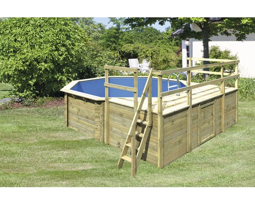 Piscine hors sol en bois avec échelle dans le jardin