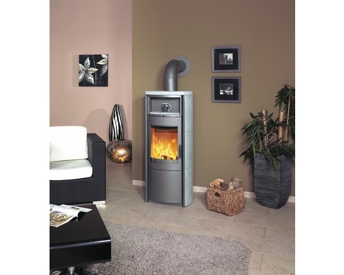 Salon avec poêle à bois, fauteuil et décoration pour une ambiance chaleureuse