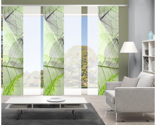 Wohnzimmer mit Schiebegardinen mit Blattmotiv, Couch und Tisch
