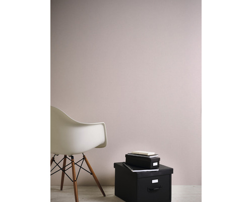 Aménagement mural avec chaise et boîtes de rangement