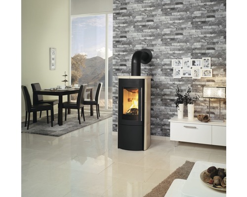 Intérieur clair avec poêle à bois, table à manger et buffet