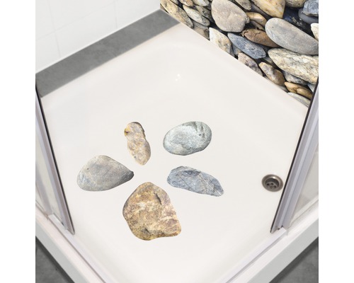 Dusche mit Kieselsteinmotiven auf dem Boden und der Wand