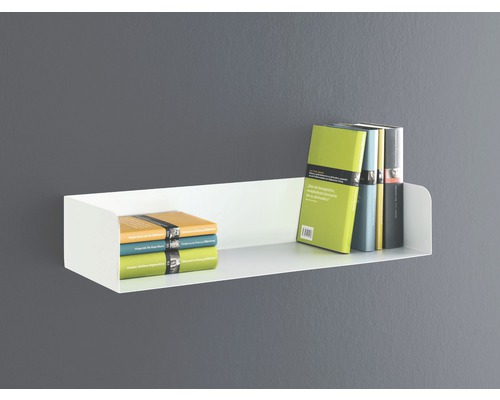 Weisses Wandregal mit Büchern