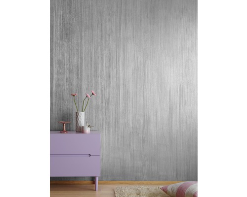 Intérieur clair et moderne avec un papier peint gris texturé et une commode lilas