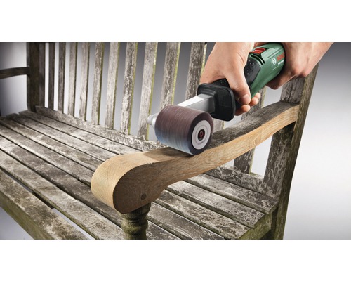 Ponçage d''un banc de jardin avec un outil électrique