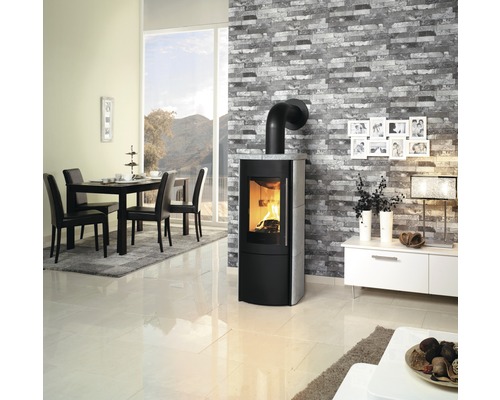 Salon avec poêle à bois, table à manger et décoration