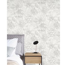 Schlafzimmer mit floraler Tapete, Bett und Nachttischlampe