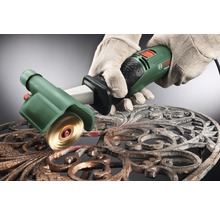 Eine Person mit Handschuhen verwendet eine Bürstenmaschine von Bosch zum Reinigen einer verzierten Metalloberfläche.