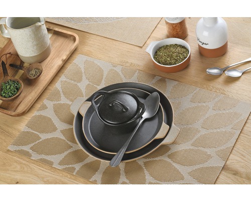 Décoration de table avec sets de table et vaisselle sur une table en bois