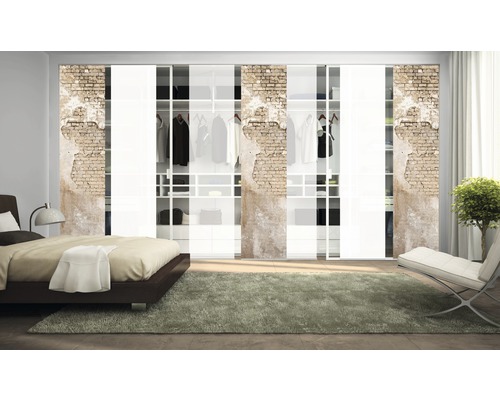 Chambre avec lit, tapis et armoire à portes coulissantes avec motif de briques