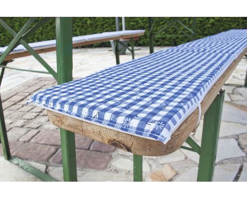 Bierbankauflage mit blau-weissem Karomuster auf einer Festzeltgarnitur