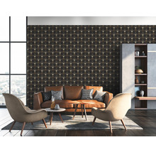 Salon avec papier peint à motifs, canapé et fauteuils
