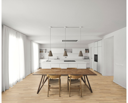 Heller Küchenbereich mit Holztisch und Pendelleuchten