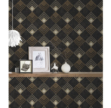 Intérieur avec papier peint géométrique en forme de losange, étagère et décoration