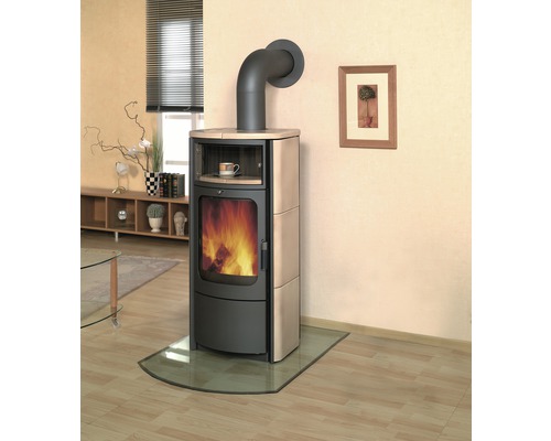 Salon avec poêle à bois, sièges et table à manger dans une ambiance lumineuse