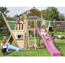 Holzspielplatz mit Rutsche und Kindern im Garten.