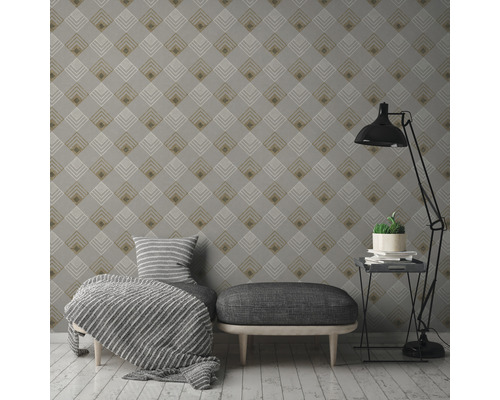 Wohnraum mit geometrischer Tapete, Sitzgelegenheit und Stehlampe