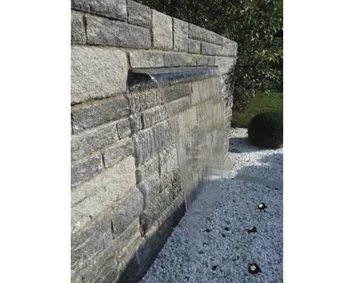 Gartenszene mit Steinmauer und Wasserfall