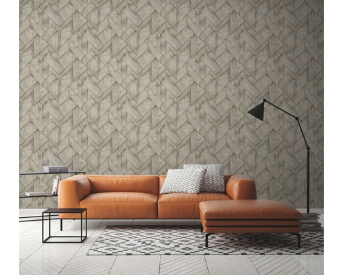 Salon avec canapé orange, papier peint à motifs et tapis géométrique