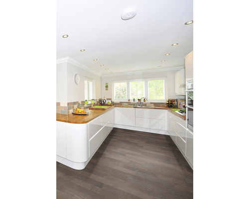 Helle Küche mit weißen Schränken, Arbeitsplatte aus Holz und Holzboden.