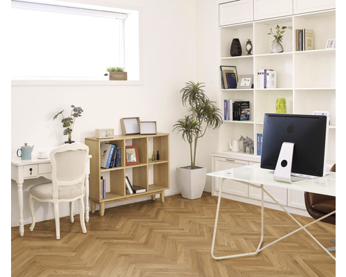 Helles Arbeitszimmer mit Schreibtisch, Regal und grossem Bücherregal.