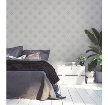 Schlafzimmer mit gemusterter Tapete, Bett, Nachttisch und Zimmerpflanze