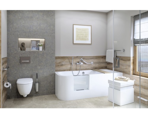 Salle de bains avec baignoire de plain-pied, toilettes et lavabo