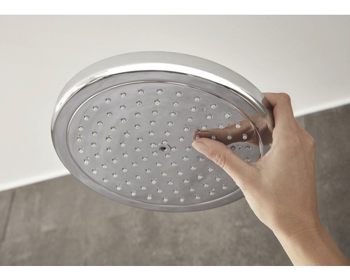 Pomme de douche de plafond avec main sous la douche