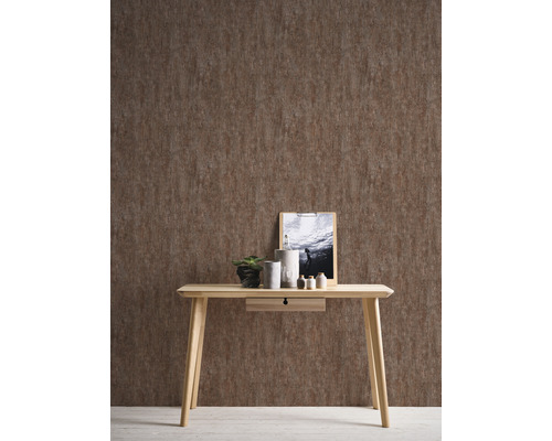 Vue d''ensemble d''une pièce avec bureau en bois, décoration et papier peint intissé marron