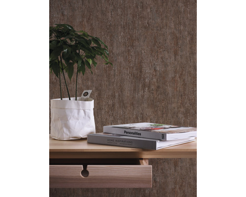 Mur avec structure, table avec décoration et plante d''intérieur dans un pot blanc.