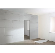 Pièce avec plaques de plâtre fixées et cadre de porte