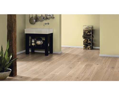 Plancher en bois clair dans une pièce avec évier, rangement pour le bois et décoration