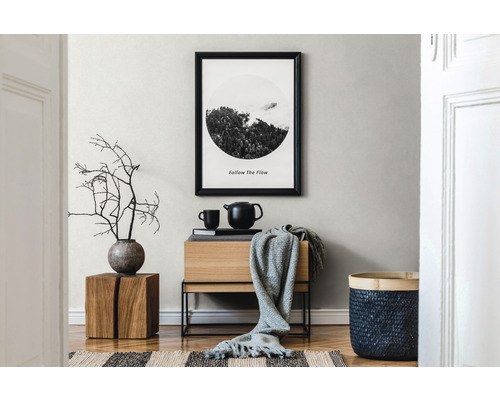 Wohnzimmer mit Holzbeistelltisch, Kommode, Dekoration und gerahmtem Bild an der Wand