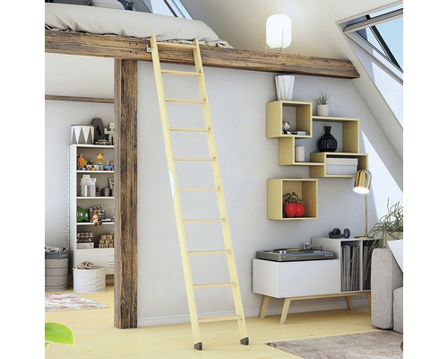 Lumineux appartement mansardé avec échelle en bois menant au lit mezzanine, étagères et décoration