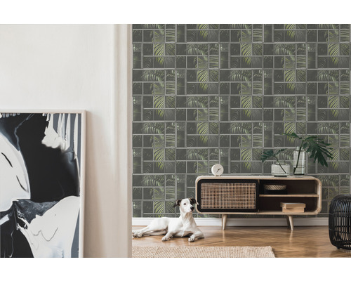 Salon avec papier peint à motifs, buffet et chien