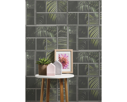 Papier peint décoratif avec des cadres de fenêtres et des motifs de palmiers en arrière-plan, une table avec une plante en pot, des décorations de maison et un cadre photo