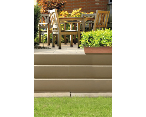 Jardin avec escalier en pierre, meubles en bois et plantations