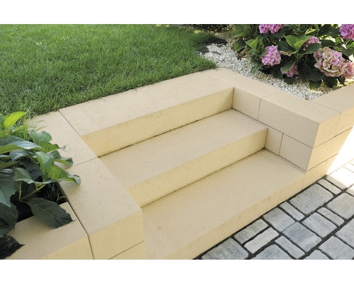 Escalier extérieur en béton dans un jardin