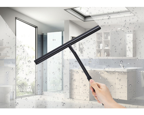 Raclette à vitre devant des carreaux de salle de bain avec des gouttes d''eau