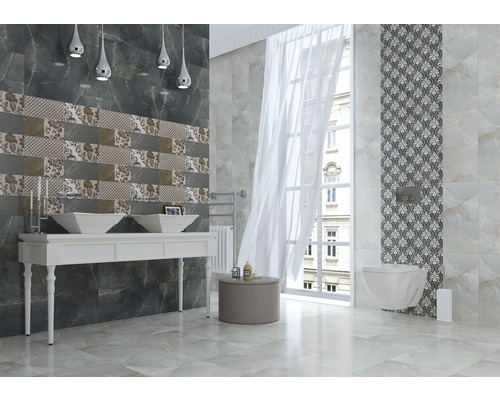 Salle de bains lumineuse avec meuble-lavabo, toilettes et carrelage à motifs