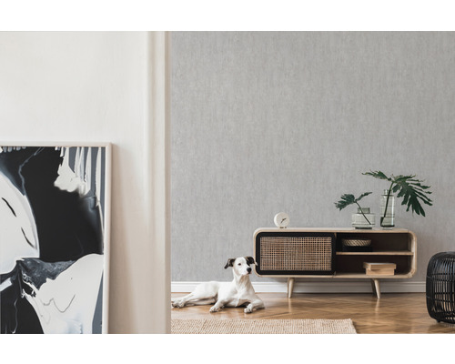 Pièce claire avec papier peint à motifs, buffet en bois et chien