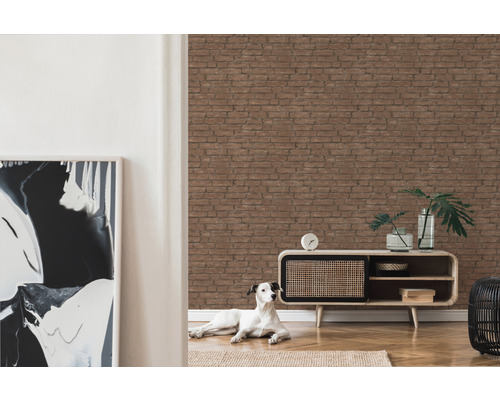 Wohnzimmer mit brauner Backstein Tapete, Kommode und Dekoration