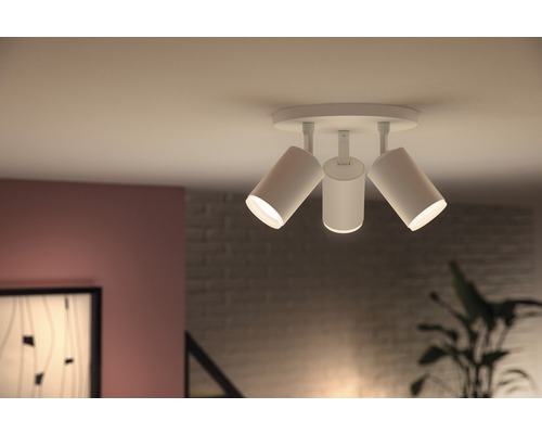 Plafonnier avec trois spots dans le salon