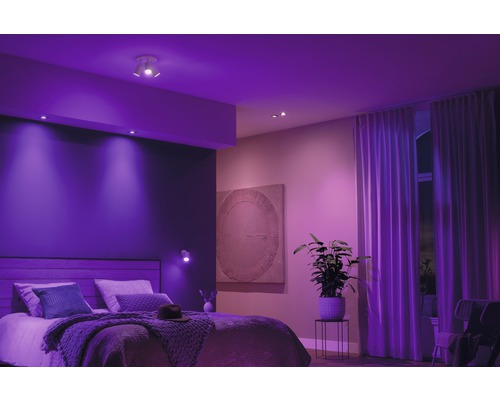 Chambre avec lit, plafonniers et applique murale en éclairage