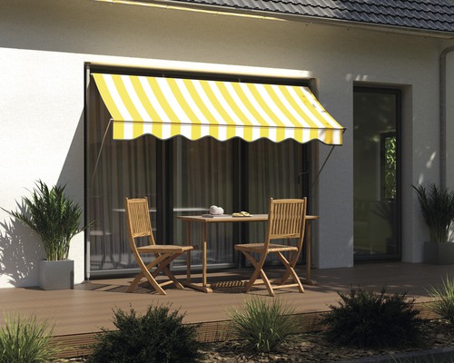 Terrasse mit Markise, Gartentisch und Stühlen