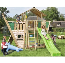 Spielplatz im Garten mit Klettergerüst, Rutsche und Sandkasten