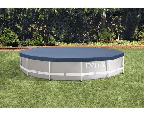 Abgedeckter Intex Pool im Garten