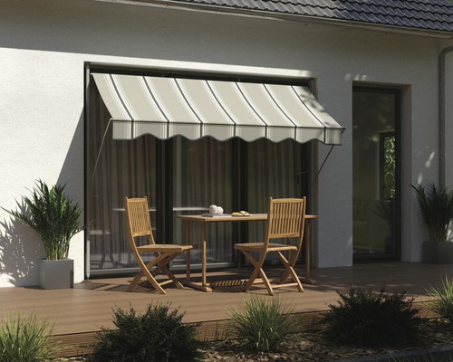 Terrasse mit Markise, Tisch und Stühlen für den Außenbereich